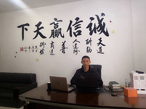 電子商務專業優秀畢業生—劉香港